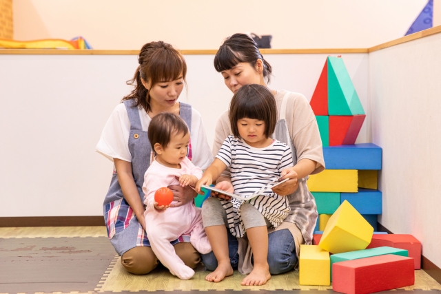 一緒に遊ぶ親子２組