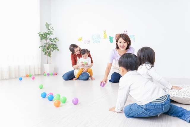 遊ぶ大人と子供