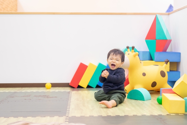 泣いている男の子