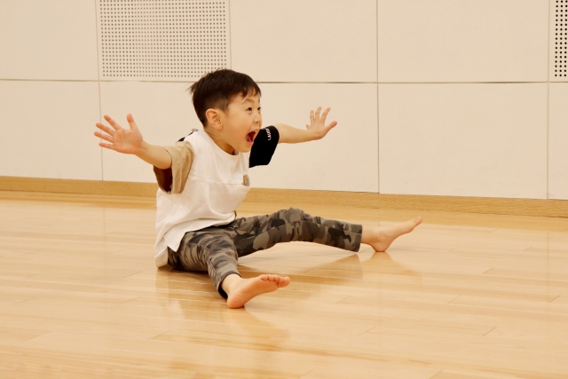 バランスをとる男の子