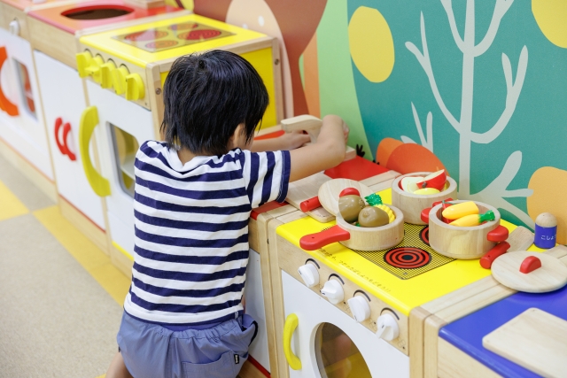 一人遊びをしている男の子