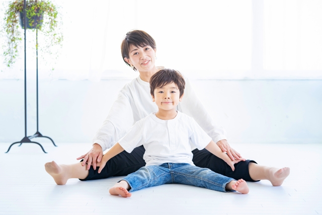 足を広げる親子
