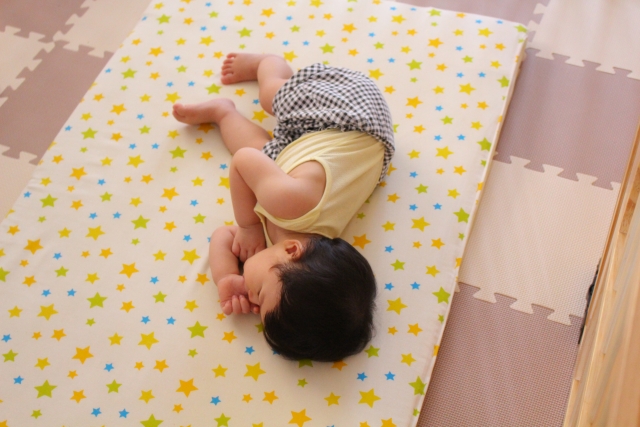 寝転んでいる男の子