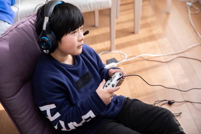 ゲームをしている男の子