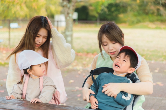 泣いている子供をなだめる母