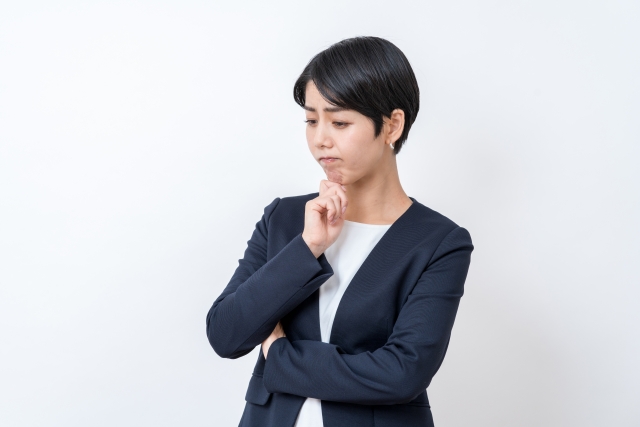 悩む女の人