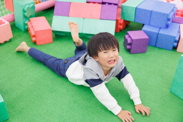期限が悪い男の子