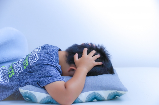 頭を抱え込む男の子
