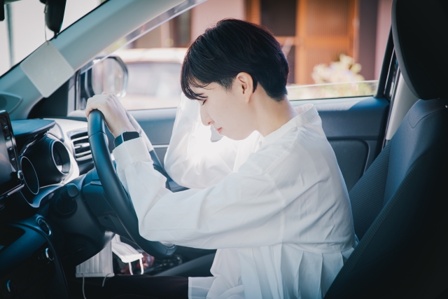 運転しながら困っている女性