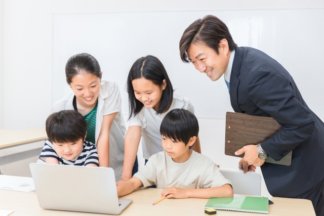 先生と家族でパソコンを見ている
