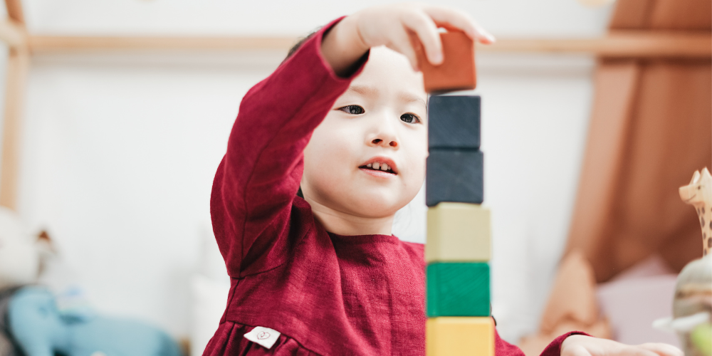 積み木を楽しんでいる子供