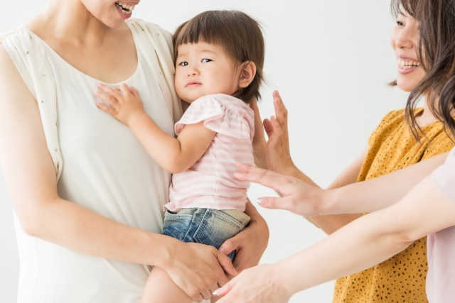 お母さんにしがみ付く女の子