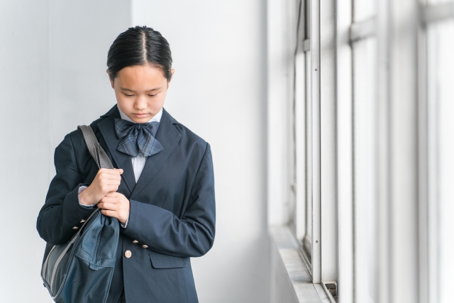 不安そうな学生