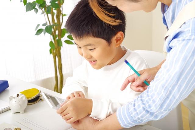 先生と勉強している子供