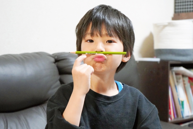 鉛筆で遊ぶ男の子