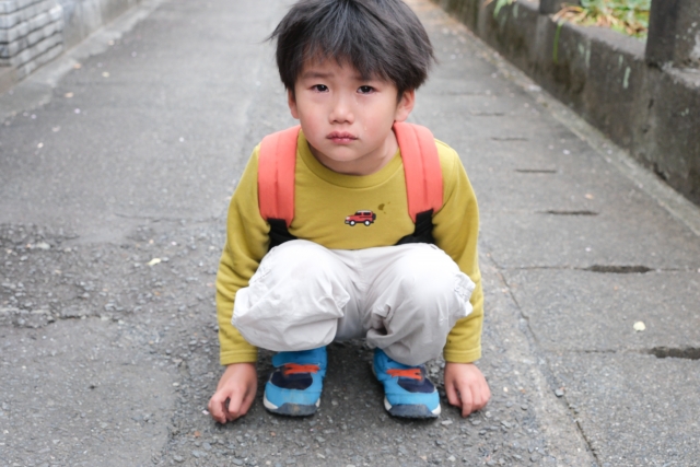 しゃがんでいる男の子