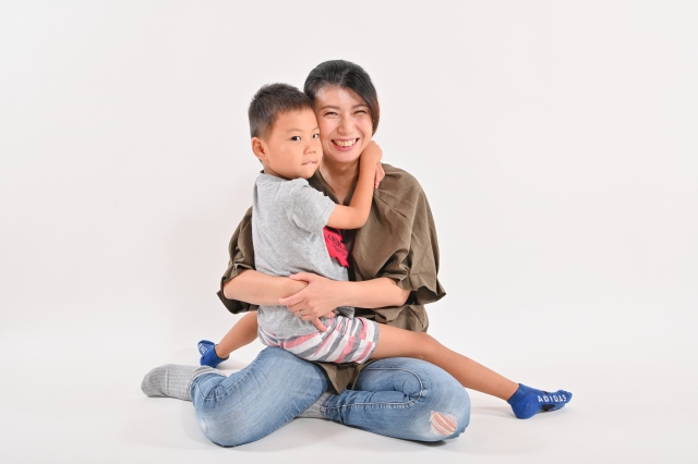 ママに抱きつく男の子