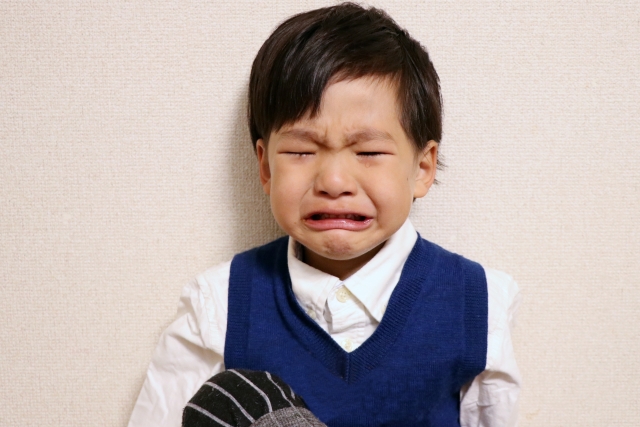 泣いている男の子