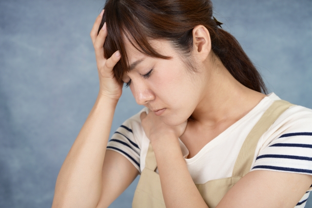 悩む女性