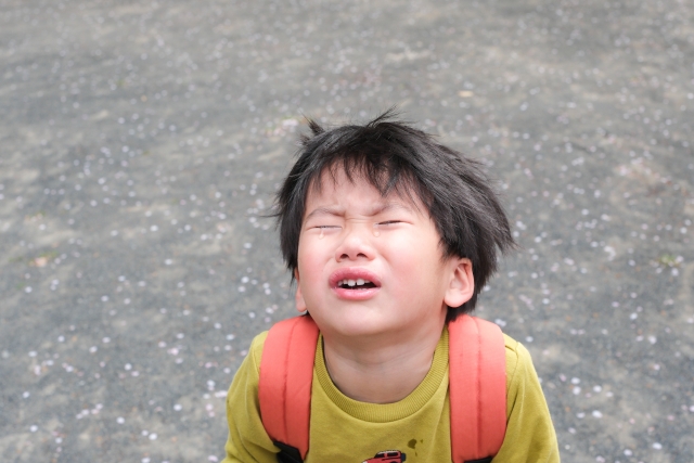 泣いてる男の子