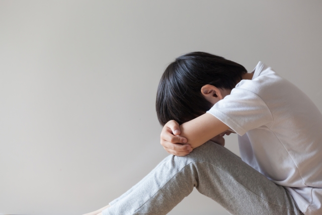 男の子が落ち込んでいる写真
