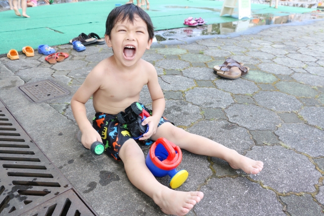 水着で怒っている男の子