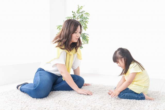 お母さんと座る女の子