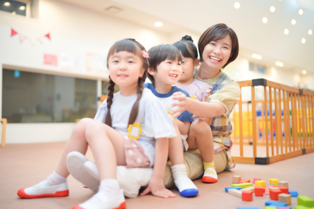 先生の上に乗る子供達