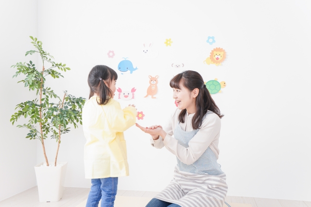 先生と遊ぶ女の子