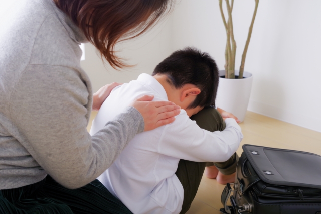 落ち込んでいる子供を励ます親