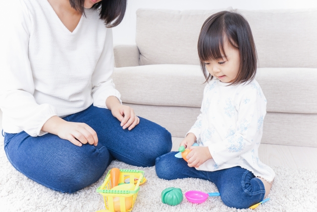 ママと遊んでいる女のこ