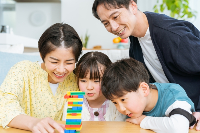 遊んでいる4人家族