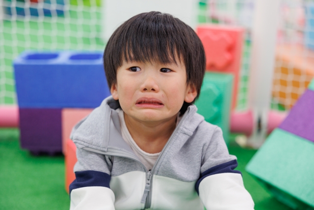 泣いている男の子