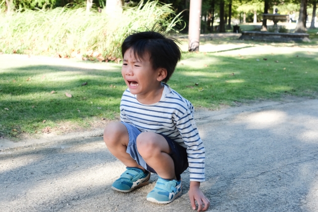 しゃがんで泣く男の子
