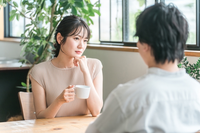 悩む男女