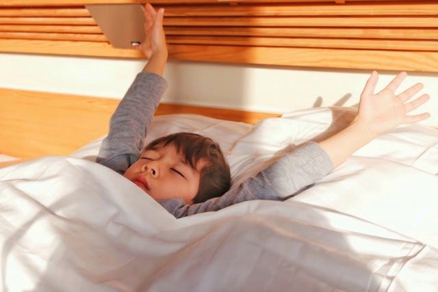 のびをする男の子
