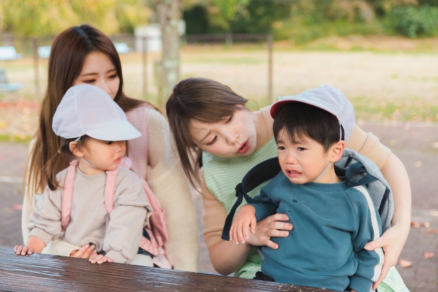 機嫌の悪い男の子と家族