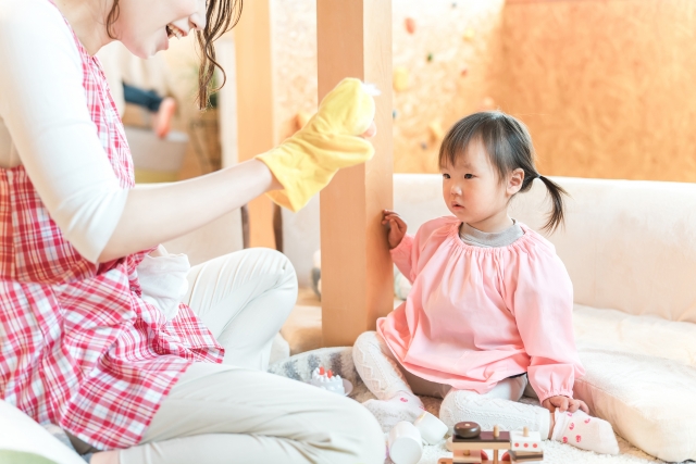 保母さんと遊ぶ女の子