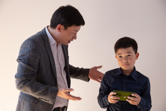 説教されている子供