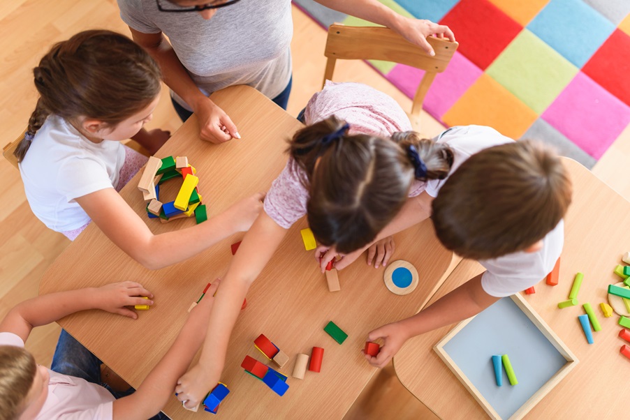 おもちゃで遊んでいる子供達