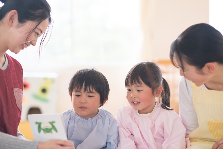 読み聞かせをする保育士