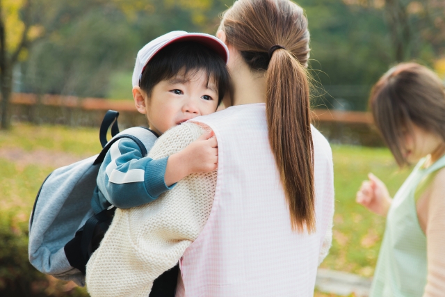 母に泣きつく男の子