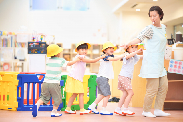 先生と遊ぶ幼稚園児達