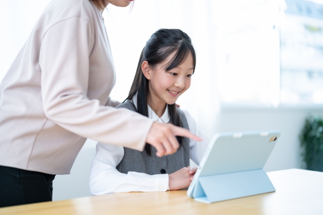 大人と勉強する学生