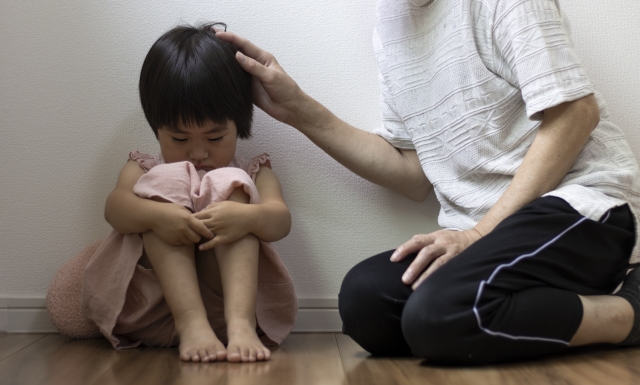 慰められる男の子