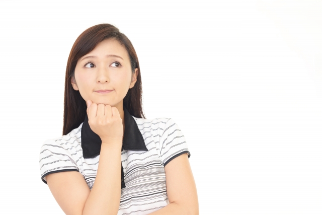悩む女性