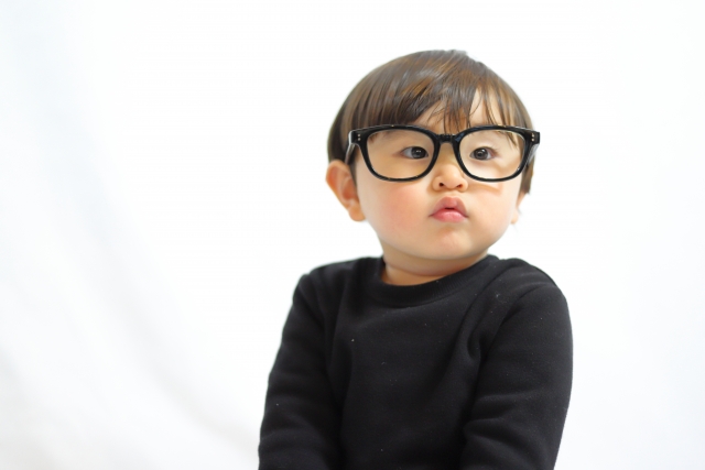 メガネをかけている男の子