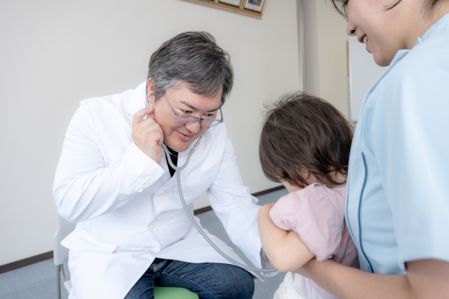 先生に診てもらっている子供