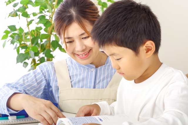 勉強をみてもらっている男の子