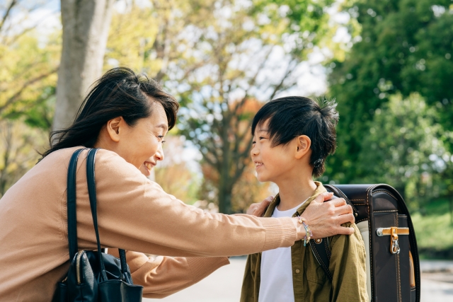 お母さんとお話ししている子供